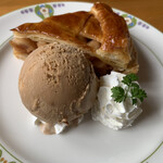 170711309 - 伝統のアップルパイ ロイヤルミルクティアイスクリーム添え