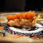 薪鳥新神戸 - 秋田県産 高原比内地鶏 肩 + ハリッサ（アップ）