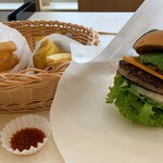 Furesshu Nesu Ba-Ga- - クラシックアボカドチーズバーガーと北海道産フライドポテト（R）、北海道産フライドポテト（R）とオニオンフライ（R）