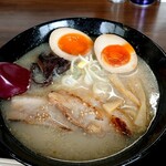 らーめん 白南風 - こくしおラーメン半熟玉子入り