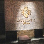 SINC BISTRO - エレベーターヲ降りると、水の流れる看板、アプローチで、感激のゴージャス感