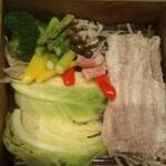 SOBA DINING 結月庵 - 豚と彩り野菜の蒸篭蒸し【蒸し後】（1,580円）