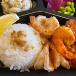 オーシャンシュリンプトラック＋カフェ ザ・アイランド - バターガーリックはバターとガーリックの香りが食欲をそそるこの店一押しのシュリンプ。
 
スパイシーガーリックは辛みがクセになるガーリックシュリンプですよ。