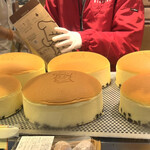 りくろーおじさんの店 なんば本店 - 焼きあがるとショーケースに並べられる