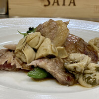 Sare - 幸福豚のグリル 牡蠣の風味と共に
                      お肉は旨味がしっかりと、脂身は思いのほかサラッとして甘みが豊か、サドルバックと白豚の交配種なだけに凄く美味しいです♪
                      鎌倉野菜のローストはお肉の下に隠してありますよ。