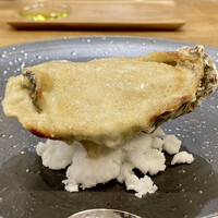 Sare - 殻付き牡蠣グラタン 
                    ベシャメルソースに蟹ミソを合わせフォンティーナチーズをかけオーブン焼きに。
                    ソースは思いのほか軽快に、蟹ミソのコクと旨味がしっかりと活かされ牡蠣にも自然に寄り添う美味しさです♪