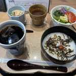 池下カフェ 花ごよみ - アイスコーヒー450円にもれなくサービスされる。お粥に野菜サラダに茶碗蒸しにほうじ茶。