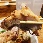 鶏と鮪節 麺屋 勝時 - 肉塊チャーシュー