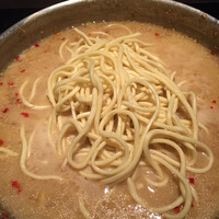博多もつ鍋 やま中 赤坂店 - ちゃんぽん麺 投入