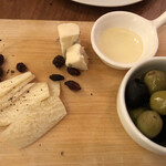 ラ ココリコ - オリーブとチーズの盛り合わせ