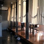 大 - 店内　テーブル席