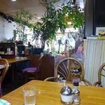 2013.02 生活感が漂う店内、右手には店主のものと思われる衣類が掛かっていたり：汗