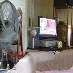2013.02 基本のテレビもしっかりついていました、手前には扇風機（冬は片付けよう！）