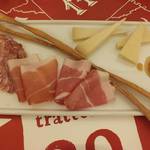 トラットリア 29 - 【‘13.1イベント】「トスカーナ産生ハムと本日解禁！29自家製生ハム
      　トスカーナ産フレッシュペコリーノと18ヶ月熟成ペコリーノ」：
      自家製グリッシーニが痛快♪