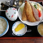 いやさか - 料理写真:アジフライ定食９００円　アジの中骨の揚げたものまで付いている
