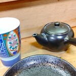 かつ一 - お茶のお代わりも提供されます。