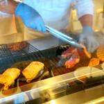 L'EAU - サラダバーからのアクリル板越しに焼かれるお肉