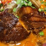 カラシビ味噌らー麺 鬼金棒 - トロトロの角煮の甘さが辛味の中和に＼(^o^)／