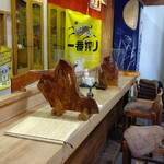 かつ一 - カウンター席も和テイスト