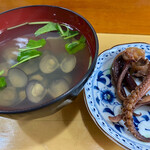 土橋寿司 - しじみのすまし汁にゲソの小皿。