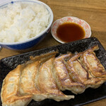 拉麺エルボー - セットのご飯と餃子