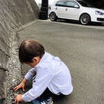 うまいヨゆうちゃんラーメン - 食後にクルマ屋さんで砂利遊びする我が子