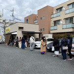 峰来軒 - 並び始めて1時間後の午後0時時点の状況。遅々として進まない…。