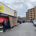 峰来軒 - 午前11時ジャスト。今日もヤバい列が出来てる(´д｀|||)。でも、今日は絶対食べるぞ！٩( *˙0˙*)۶ｵｫｫｫｰ