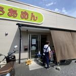 峰来軒 - 女将さんが一組一組に丁寧に挨拶し、店内に案内している。