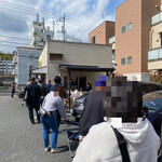 峰来軒 - 並び始めて2時間後の午後1時。コの字型の列のようやく折り返し地点。