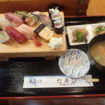 Take zushi - みそ汁、小鉢が付きます