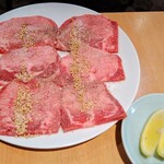 焼肉元山 - 2022/3月。塩上タン、カットレモン付き。