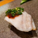 Tenzushi Kyomachi - ⑨炭火焼き太刀魚、柚子胡椒、梅肉載せ
産卵期は海水温により春～秋、旬はほぼ通年
冬は脂のりが際立ち、炭火焼きで芳ばしさも+
濃厚ですがカボス果汁でさっぱり後味に