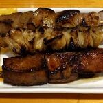 Fukube - 「豚レバ（肝臓）」（150円）、「シロ（豚の腸）」（150円）、「首うえ（豚首上脂）」（130円）