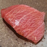 天寿し 京町店 - ①本鮪大トロ(腹上一番)(福島県小名浜産、石司)
                    日本近海での産卵期は春～夏、旬は初秋～冬
                    恐ろしくシルキーな口溶け
                    脂の旨み、微かな酸味、口腔内に拡がる薫り
                    この1年で断トツの大トロ、圧倒的