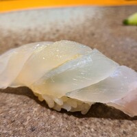 天寿し 京町店 - ⑫九絵(4日寝かせ)
                    産卵期は夏、旬は晩秋～春
                    身が盛り上がっており、活かっています
                    透明な白身なのにサシが入ってます
                    ゴリゴリでなく程好い弾力、旨みもあり素晴らしい魚体と手当てと仕込みです