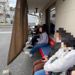 峰来軒 - 並び始めて3時間後の午後2時。ようやく椅子席まで辿り着いた…(›´-`‹ )ｹﾞｯｿﾘ