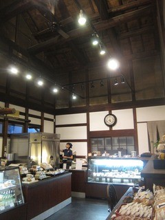 仏蘭西焼菓子調進所 足立音衛門 - 店内は天井がとっても高い