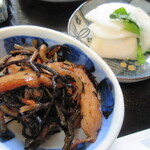 食彩 花水木 - ひじき煮と浅漬けは各定食共通