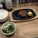 十勝ハーブ牛 ホルモン鉄板焼 もん - ハンバーグ定食（1個）