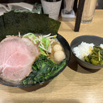 横浜家系ラーメン 蓮 - ラーメン並+ハーフ野菜+無料ライス