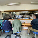 峰来軒 - 店内はカウンター10席。