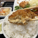 わ楽 - サーモンメンチ　オンザライス  