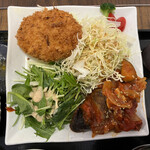 わ楽 - 上から　サラダ2種にはそれぞれ違うドレッシングで