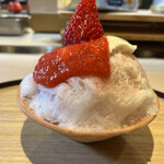 くろぎ - くろぎさんといえば欠かせませんね！あまおう、苺のソース、クリームチーズ、中には小豆と練乳も♡もちろんぺろり