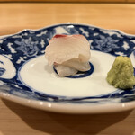 鮨 むらやま - 背中側はわさび醤油で