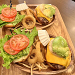 クアアイナ - バーガーは、最初クラウンとヒール別々で提供