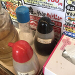 中華そば殿 - 卓士は餃子用に「アジシオ」。