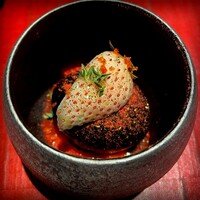4000 Chinese Restaurant - 季節の「[b:蛍烏賊の酸辣湯麺]」を選択。大好きな酸辣湯に海鮮の風味で、お腹いっぱいでもスープまで飲み干してしまいました。