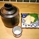 治太夫 - 酒燗器で湯煎された手取川山廃純米酒と山うに豆腐